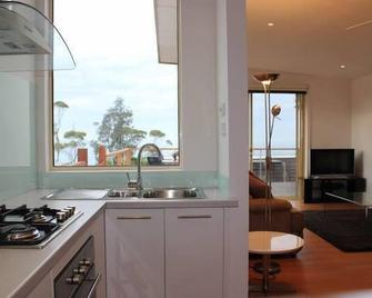 Somers Holiday Accommodation With Stunning Balcony Seaviews And Private Garden - Balnarring - Cocina