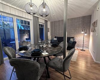 Luxx Downtown - Design-Apartment zentral im Ort - Bad Zwischenahn - Eetruimte