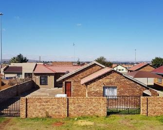 Ekuthuleni Guest house vosloorus - Boksburg - Gebäude
