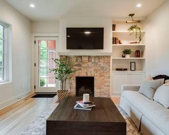 Lux West Nash Tudor 4mi to DT Sleeps 9 - Nashville - Sala de estar