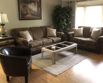 The Prefect Retreat! - Counce - Living room