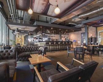 Getaway to Comfort with Restaurant, and Free Parking, Near Museum Jan Cunen - Oss - Bar