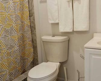 2 minutes from Downtown 5 minutes from the airport. 2 minutes from ferry - Marsh Harbour