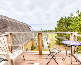 Lovely studio guesthouse with ocean views, outdoor deck & washer/dryer - Warrenton - Balcony