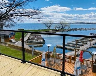 Andersons Horseshoe Bay Lodge - Walker - Balcony