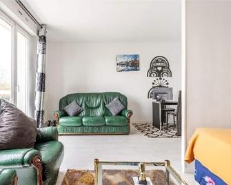 Exclusive studio with an office, balcony, Wi-Fi & free parking spot - Évry-Courcouronnes - Living room