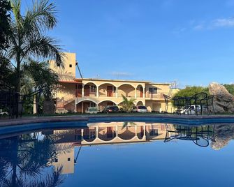 호텔 Y 레스토랑 빌라스 델 솔 - 할판 데 세라