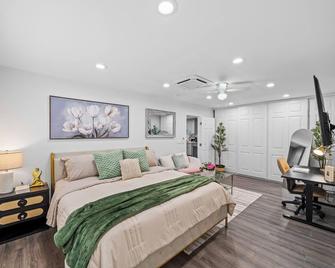 Entire Private 3-Bed 3-Bath House w Yard, King Bed, Prime Location - San Diego - Bedroom