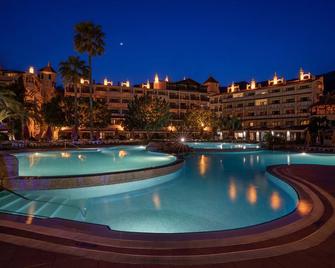 Marti Resort Hotel - อีชเมลเลอร์ - สระว่ายน้ำ