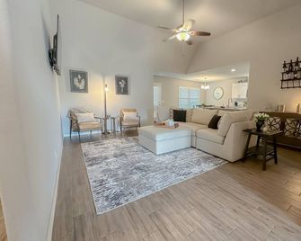 Minutes from Tulsa! Come relax with the family in this pet friendly home - Owasso - Wohnzimmer
