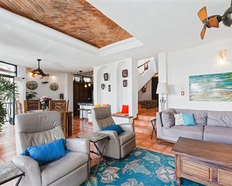 Private 4-Story Oceanside Luxury Vacatio - Sayulita - Sala de estar