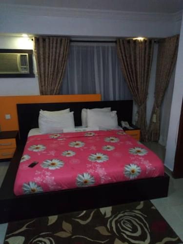 Alluring View Hotel - Toyin Sreet