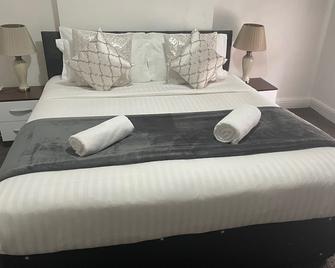 Potters Lodge, Oldham, Manchester by Edl Ventures Ltd - Oldham - Bedroom