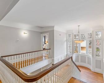 1897 MANSION 30 min to NYC Sleeps up to 26 with 12 bedrooms and 7 and 1/2 baths - Plainfield - Stairs