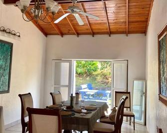 Private rooms in Spacious Home in Quiet area nr Intl Airpt and beach - Vieux Fort - Dining room