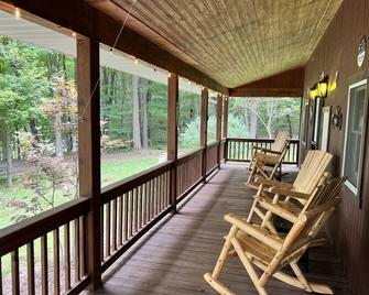 Cozy Cabin Ohiopyle Getaway See the Stars in the New Hot Tub & Beautiful Firepit - Mill Run - Balcón