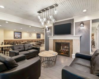 Best Western Plus Plattsburgh - Plattsburgh - Lounge