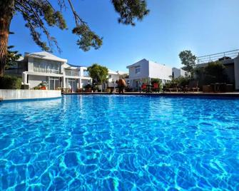 Loriet Hotel - Varia - Pool