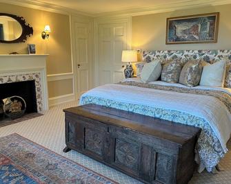 Beautiful oceanside Castle with private beach and seasonal swimming pool - Cape Elizabeth - Bedroom