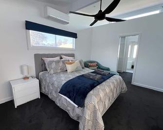 Highlife Retreat - Massive Master + Single Sofa Bed - Forest Lake