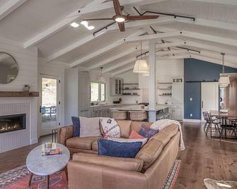 Gorgeous Carmel Valley Home with views - perfect for gathering family/friends - Carmel Valley - Living room