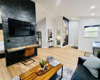 Luxurious Mountain Retreat! - Show Low - Living room