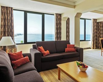 Crowne Plaza Muscat By IHG - Masqat - Huiskamer