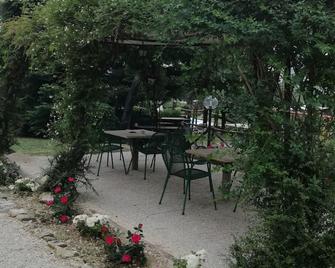 Rosa Tea - 1 The Grappolo and the Rosa - Montefalco - Patio