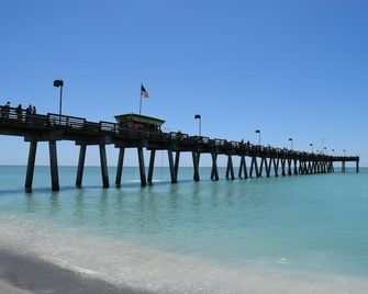 Home in North Port, AC, Wi-Fi, five minutes walk to Warm Mineral Springs - North Port - Playa
