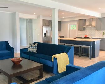 Village Center Getaway, Near Diamond Mills, Hits, Skiing - Saugerties - Living room