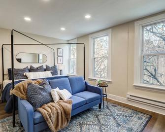 Charming 1Bdr Apt w/ Scenic View in Lancaster - Lancaster - Living room