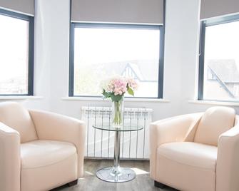 Westciti Caroco Aparthotel - Croydon - Living room