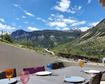 Rental with beautiful terrace for 5 people, baby equipment available - L’Argentière-la-Bessée - Balcón