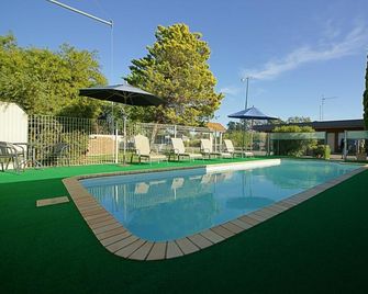 Nicholas Royal Motel - Hay - Piscina