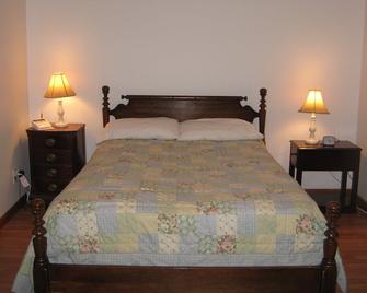 Come, Relax & Enjoy Our Miramichee Cabin 3 Minutes from the Spring River - Hardy - Schlafzimmer