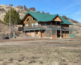 Spacious 5-bedroom 3-Bath house with WiFi, AC in welcoming Lakeview Oregon - Lakeview - Building