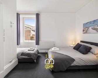 Peterhead Pad - Sja Stays - Modern 2 Bed Apartment - Peterhead - Bedroom
