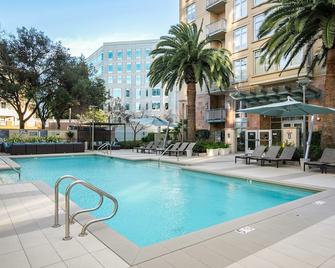 Chic Mountain View 2BR w/ Roof Deck & W/D, near highways, by Blueground - Los Altos - Pool
