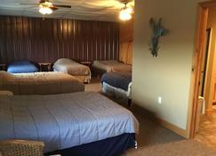 Enjoy the peace and quiet with a the beautiful country view - Alpena - Bedroom