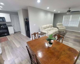 2 BR Beautiful new home near Mammoth Cave. - Cave City - Dining room