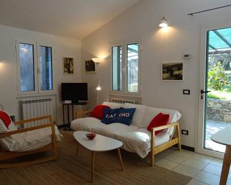 Modernes Casa Camillo im Olivenhain - Lecchiore - Sala de estar
