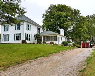 Cozy Family Accommodation for Five Guests in Montezuma, Iowa - Montezuma - Building