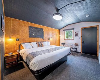 15-Hansen Inn & Cabins, Cabin, Single King, No Pets, No Smoking - Wall - Ložnice