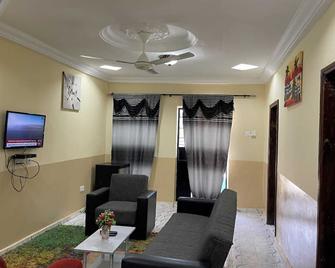 Faith and Grace Guest House - Brikama - Soggiorno