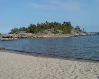 Tranquil coastal retreat - perfect for remote work, sauna & nature by the sea - Grisslehamn