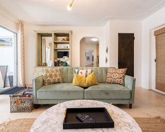 Fantastic Island House 1 mile to the beach with heated pool - Sarasota - Soggiorno