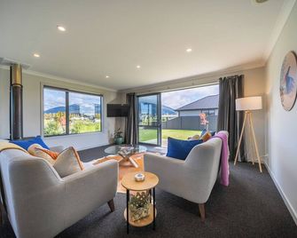 Mountainview Escape - Te Anau Holiday House - Te Anau - Wohnzimmer