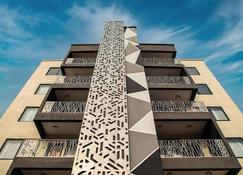 The Avery Apartments at Odomaa Place, East Airport - Accra - Building