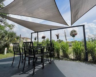 Sunny Fort Myers Retreat: Pet-Friendly near Downtown District, No Cleaning Fee! - Fort Myers - Patio