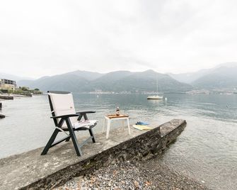 Apartment With Beautiful Garden Overlooking Directly On The Lake - Lezzeno - Beach